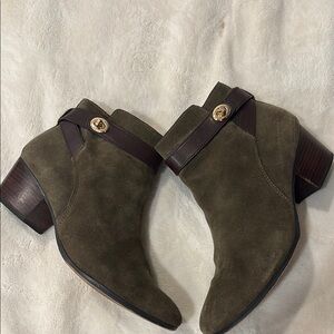Coach sz 9.5 Stylish green suede Ankle Boots​